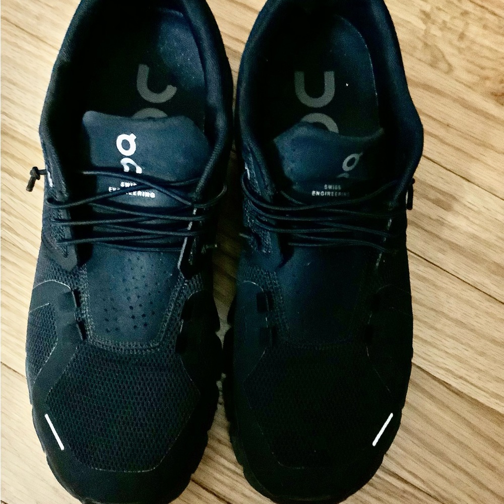 On Cloud 5 Women’s All Black Slip-Ons Size 9 EUC